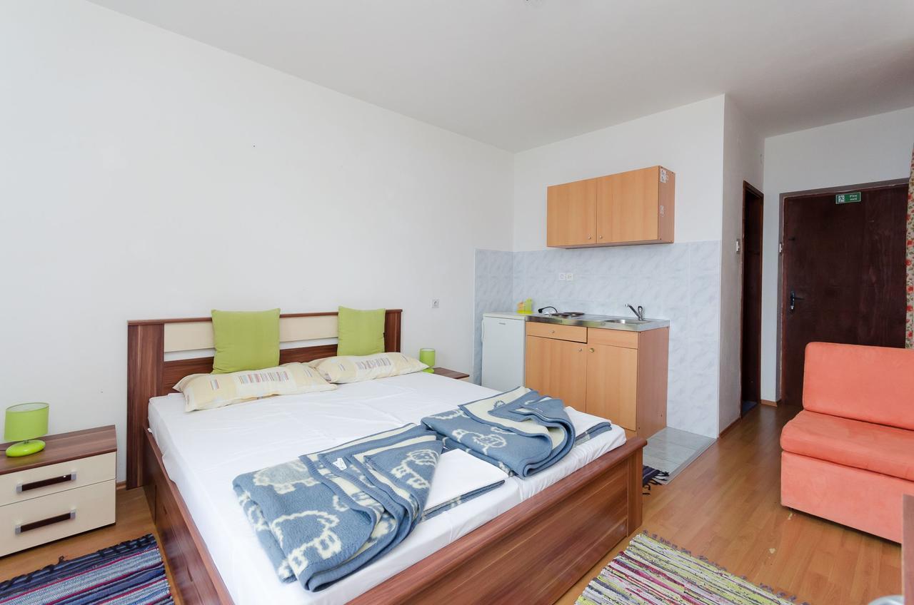 Apartments And Room Luka Klenovica Buitenkant foto