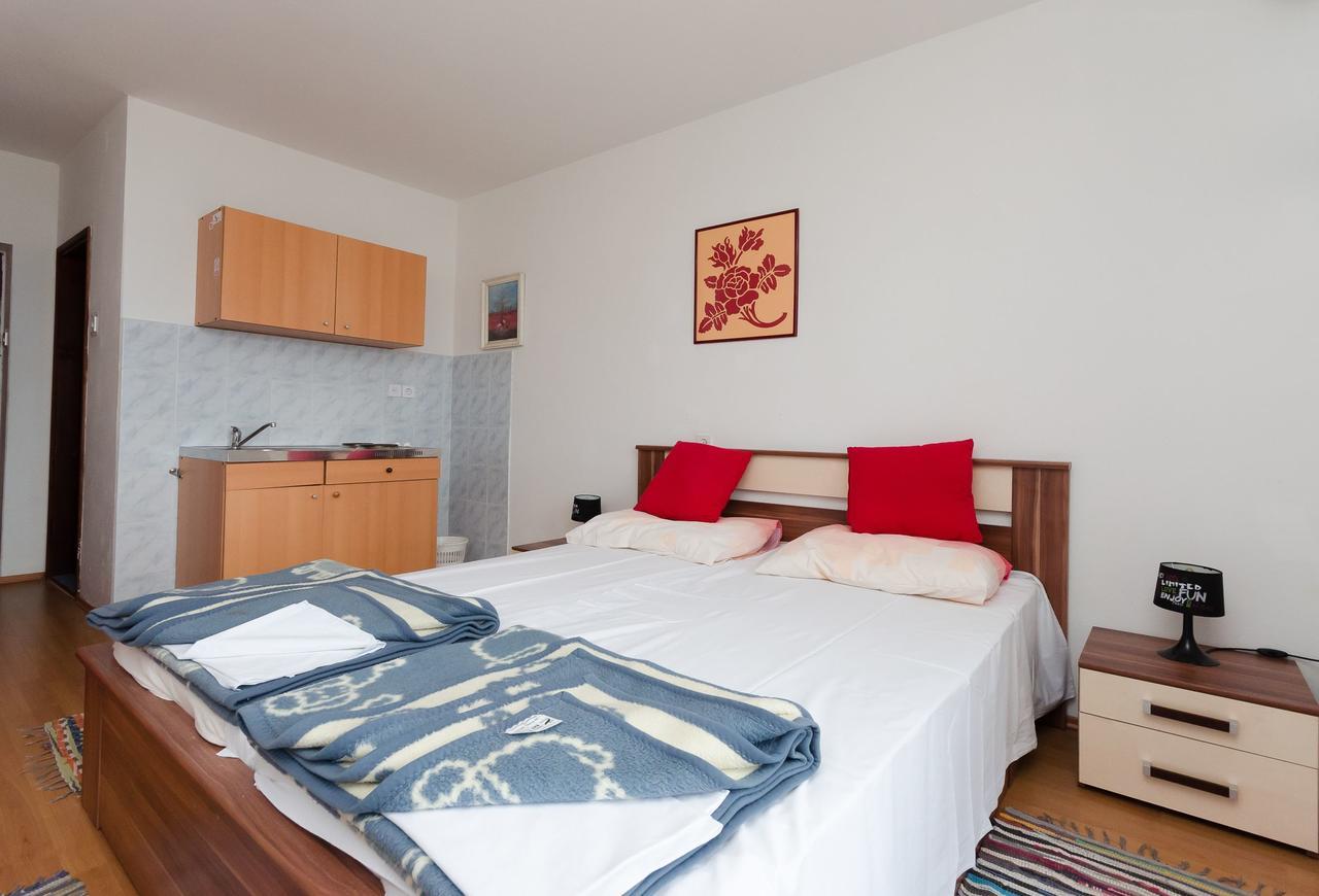Apartments And Room Luka Klenovica Buitenkant foto