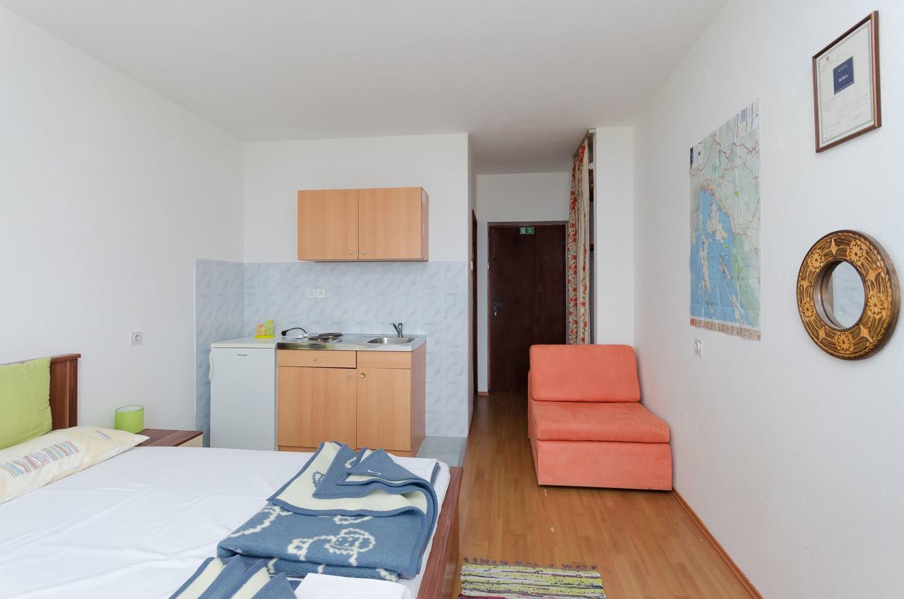 Apartments And Room Luka Klenovica Buitenkant foto
